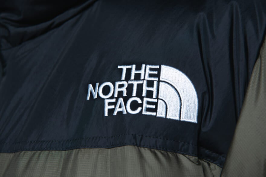 　ザ・ノース・フェイスのダウン「ヌプシフーディー」のモデル着用カット　ロゴ　２