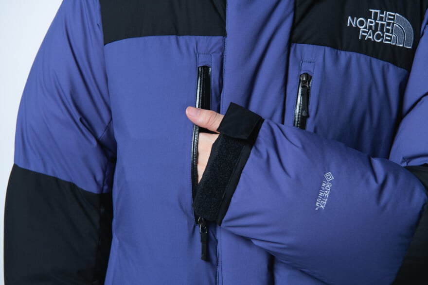 ザ・ノース・フェイスのダウン「バルトロライトジャケット」のモデル着用カット　胸ポケット