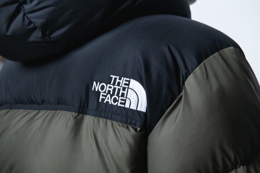 ザ・ノース・フェイスのダウン「ヌプシフーディー」のモデル着用カット　ロゴ