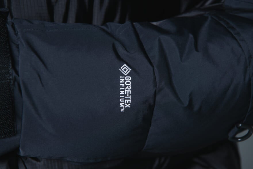 ザ・ノース・フェイスのダウン「ヒムダウンパーカ」のモデル着用カット　袖のゴアテックスロゴ