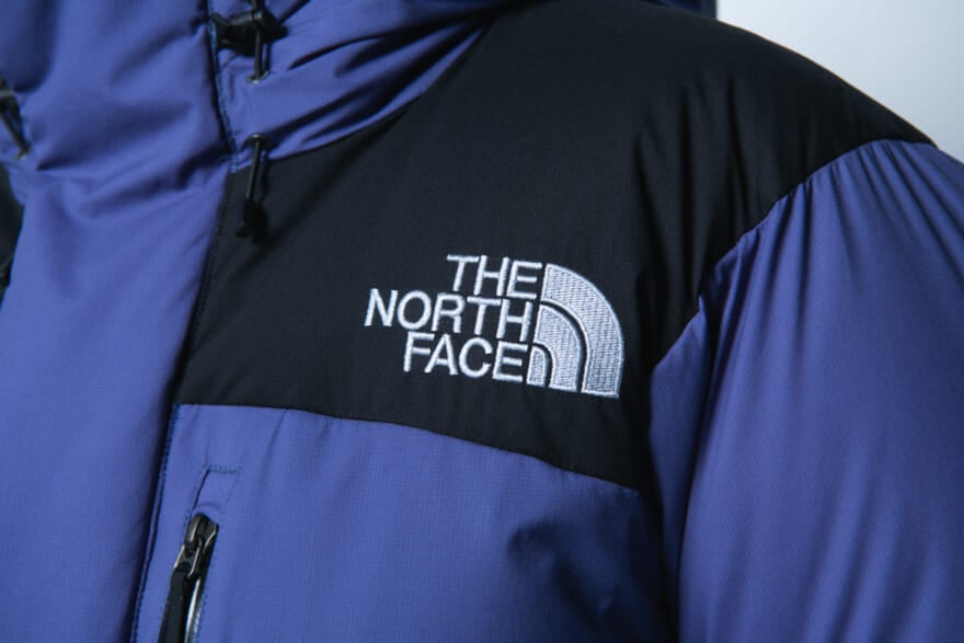 ザ・ノース・フェイスのダウン「バルトロライトジャケット」のモデル着用カット　フロントロゴ
