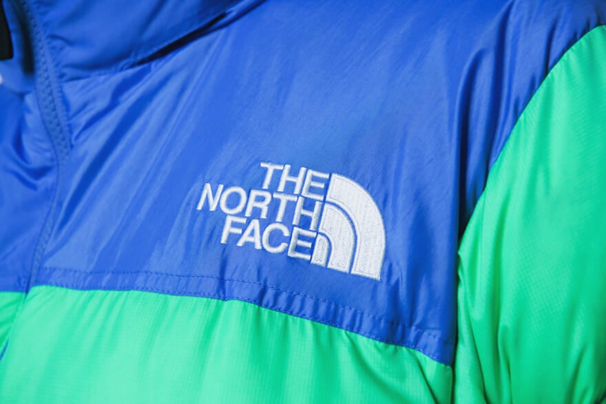 ザ・ノース・フェイスのダウン「ヌプシジャケット」のモデル着用カット　ロゴ　３