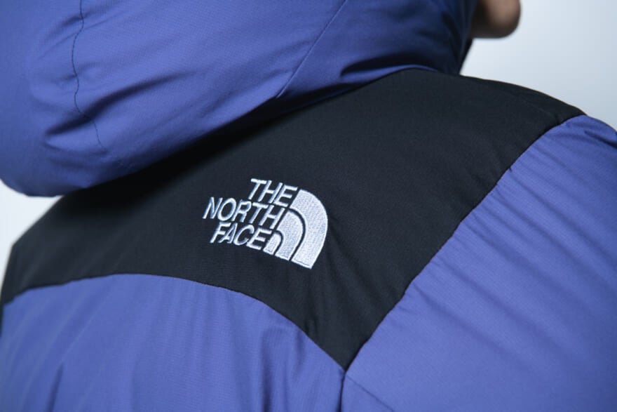 ザ・ノース・フェイスのダウン「バルトロライトジャケット」のモデル着用カット　ロゴ