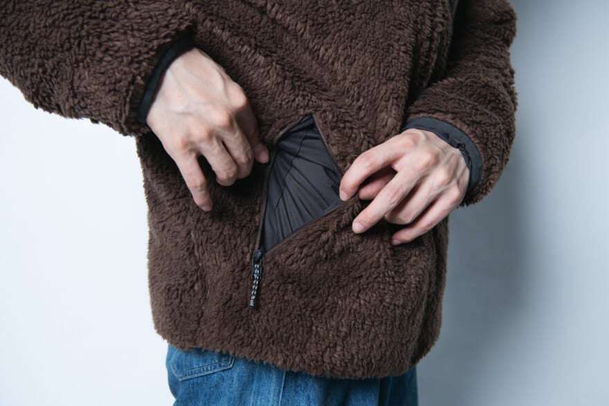 パタゴニアの黒ダウン「メンズ・リバーシブル・サイレント・ダウン・ジャケット」の着用画像　フリースサイドのポケット　２