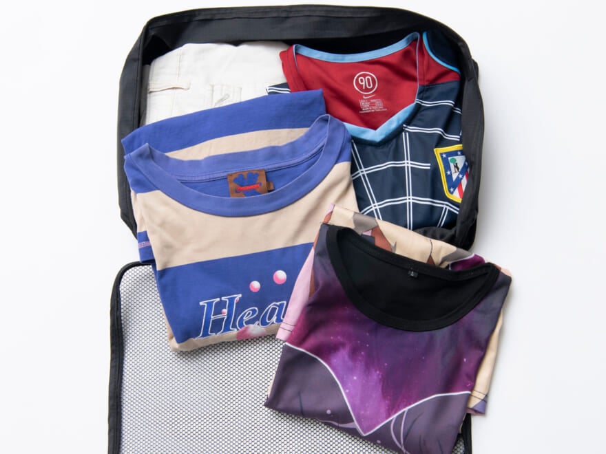 アトレティコ・マドリードのユニフォーム、アニメのTシャツ…お気に入りの洋服をたっぷりと。【CHECK! TRAVELBAG!】