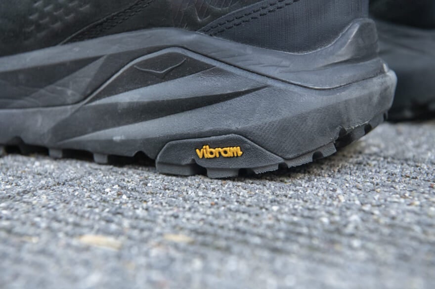 ホカオネオネのゴアテックスのブーツのコーデ　ブーツ寄り　ビブラムソールのロゴ