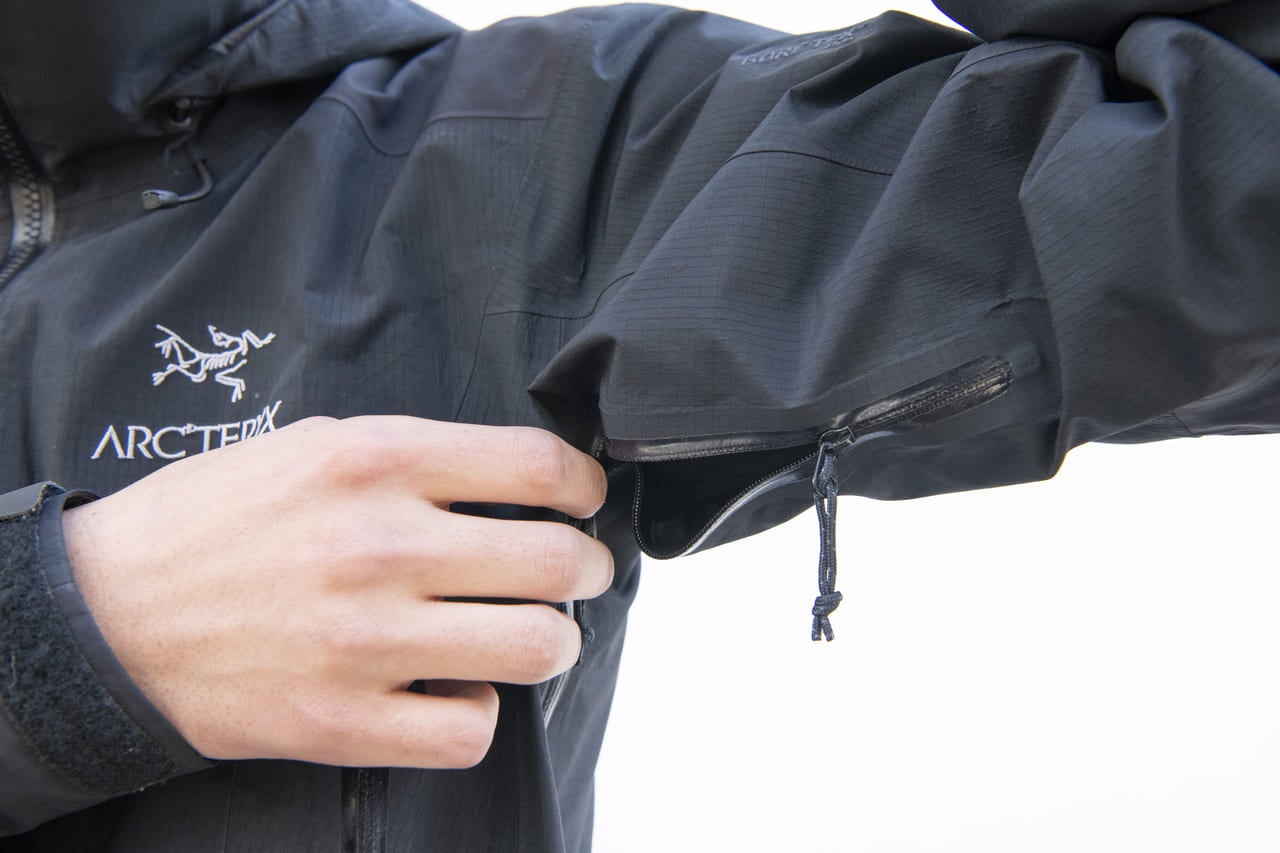 Gallery]「アークテリクス」の黒いシェルジャケットは、ゴアテックスの