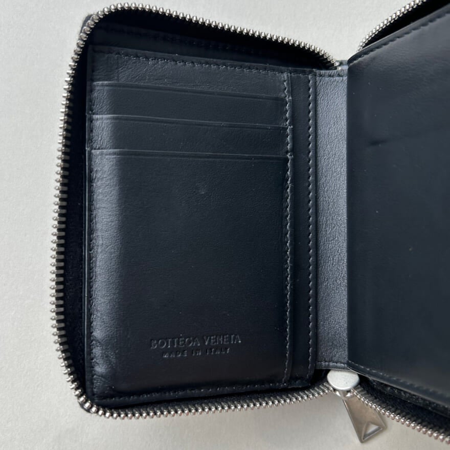 エディター愛用のボッテガ・ヴェネタの黒いレザー財布の内側