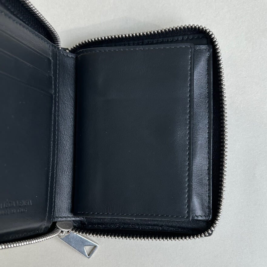 エディター愛用のボッテガ・ヴェネタの黒いレザー財布の内側　２