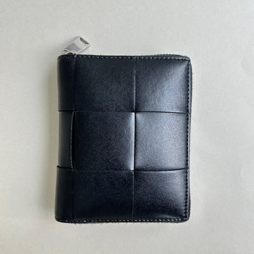 エディター愛用のボッテガ・ヴェネタの黒いレザー財布