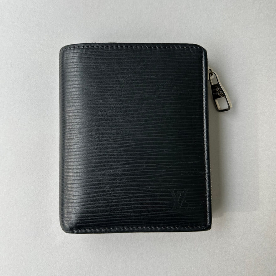 エディター愛用のルイ・ヴィトンの黒いレザー財布
