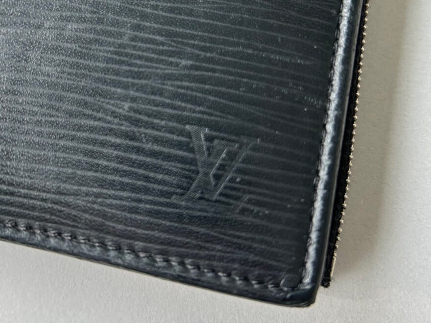 エディター愛用のルイ・ヴィトンの黒いレザー財布のロゴ