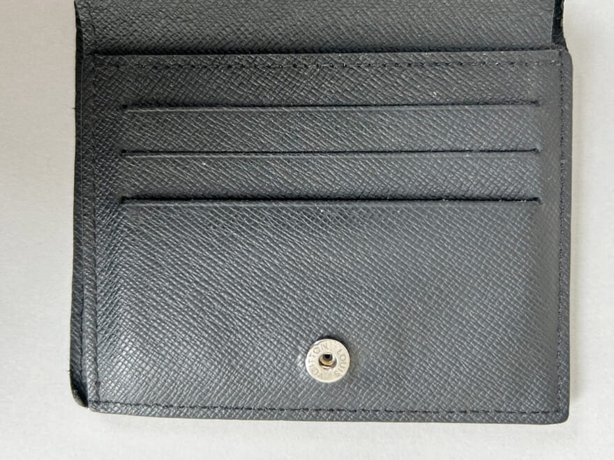 エディター愛用のルイ・ヴィトンの黒いレザー財布のカード収納