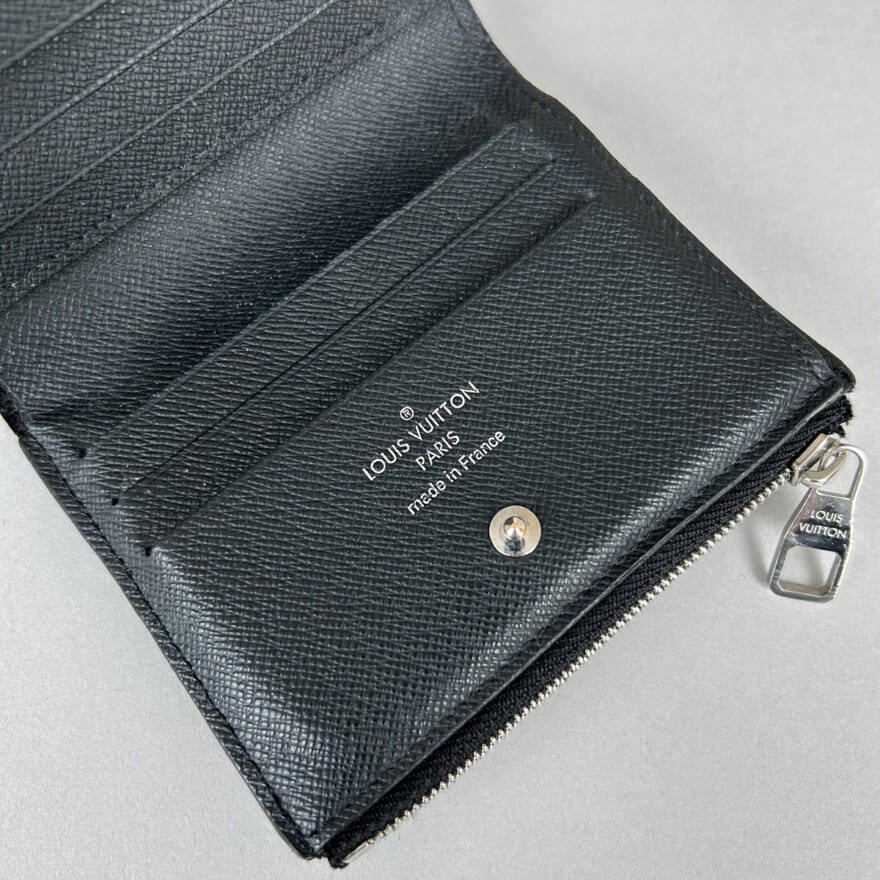 エディター愛用のルイ・ヴィトンの黒いレザー財布の内側