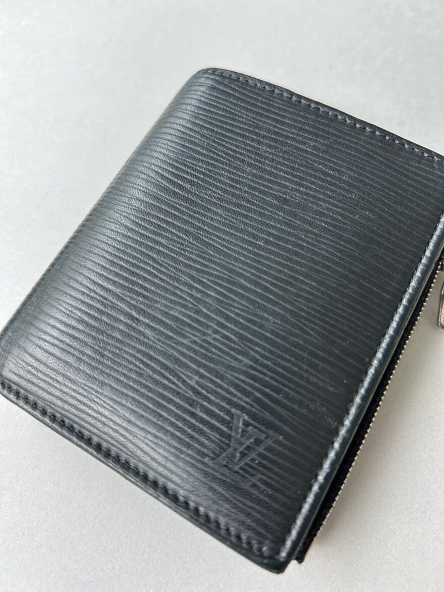 エディター愛用のルイ・ヴィトンの黒いレザー財布の全景
