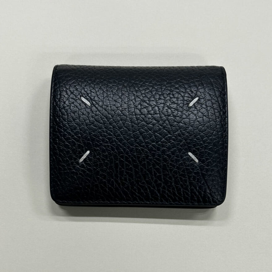 モデル愛用のメゾン マルジェラの黒いレザー財布