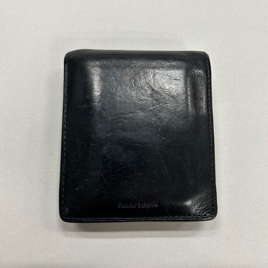 モデル愛用のエンダースキーマの黒いレザー財布