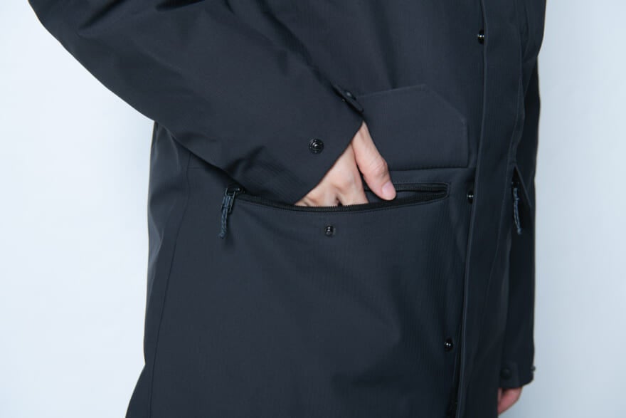 パタゴニアの黒ダウン「メンズ・トレス・スリーインワン・パーカ」の着用画像のポケット