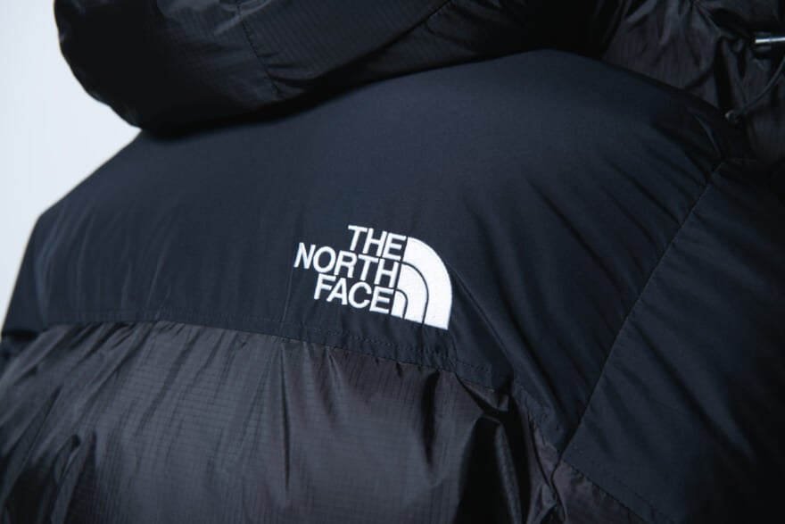 　ザ・ノース・フェイスのダウン「ヒムダウンパーカ」のモデル着用カット　ロゴ