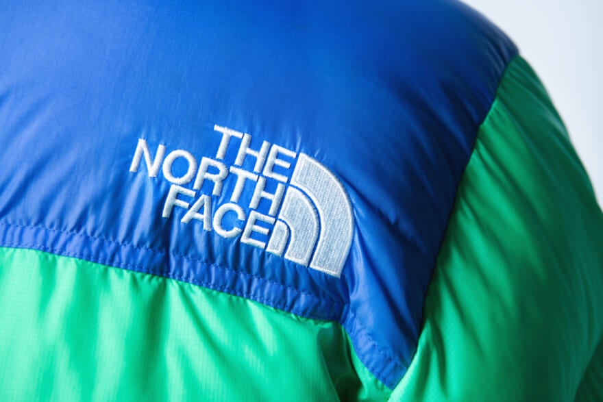 ザ・ノース・フェイスのダウン「ヌプシジャケット」のモデル着用カット　ロゴ