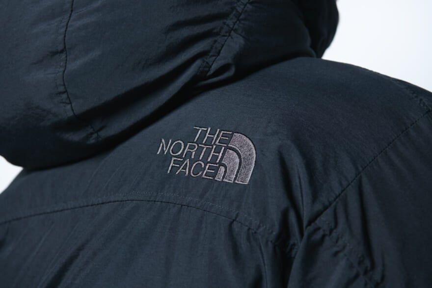 ザ・ノース・フェイスのダウン「オルタレーションバフズジャケット」のモデル着用カット　バックロゴ