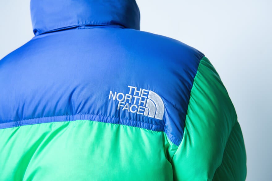 ザ・ノース・フェイスのダウン「ヌプシジャケット」のモデル着用カット　ロゴ　２
