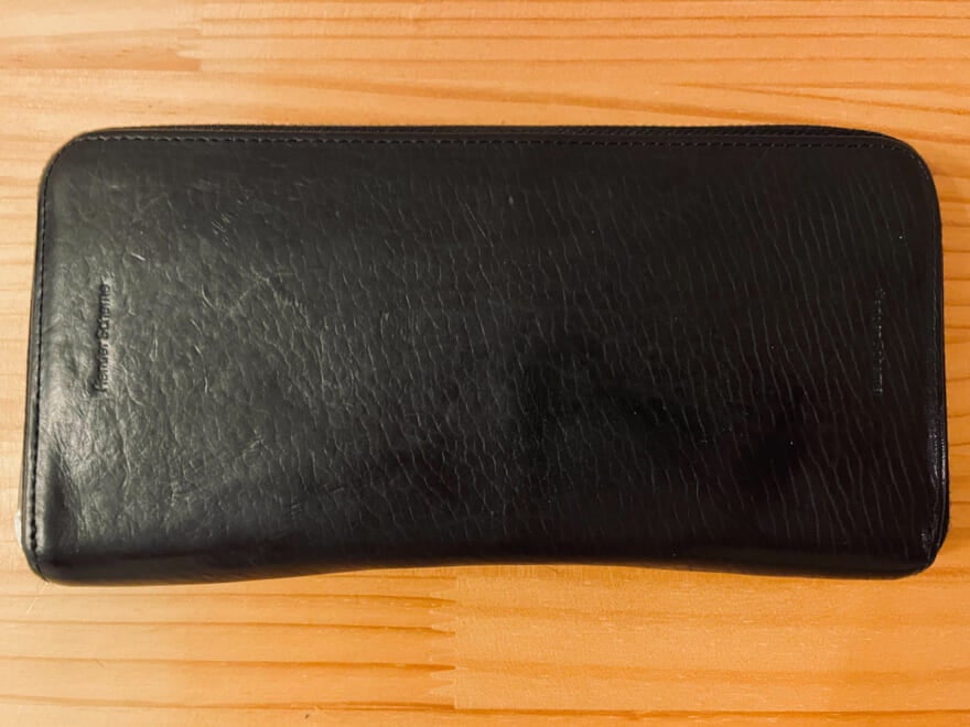 エディター愛用のエンダースキーマの黒いレザー財布