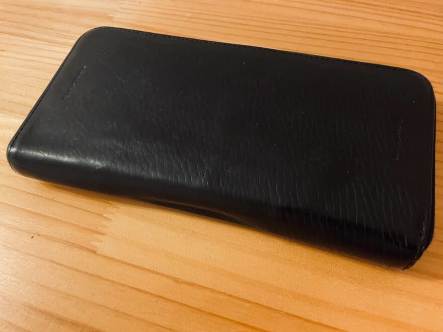 エディター愛用のエンダースキーマの黒いレザー財布の裏