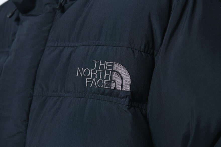 ザ・ノース・フェイスのダウン「オルタレーションバフズジャケット」のモデル着用カット　フロントロゴ