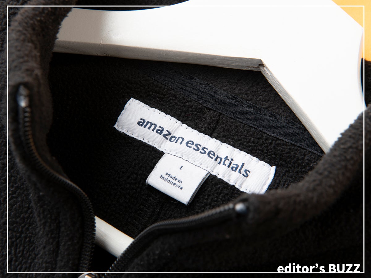 「アマゾン エッセンシャルズ」恐るべし！ 2,000円以下で買った“黒いフリースベスト”は着まわせるし暖かいしコスパ最高すぎた[編集者の愛用私物 #41]