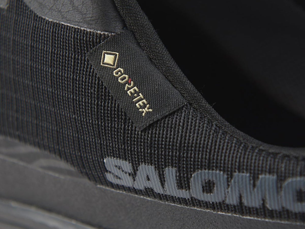 １万円台で買えるコスパ最高「黒小物」７選！ 完売を繰り返す日本製ベルト、ゴアテックススニーカー、保温性抜群ブーツ…