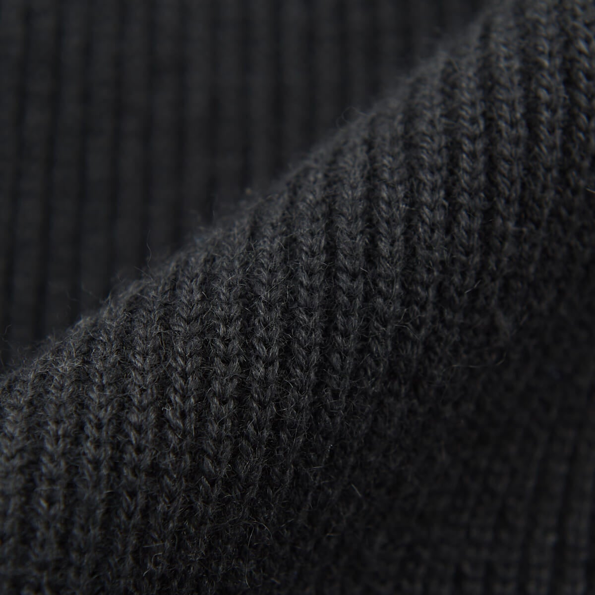 モンベルのミッテルレギフルジップ セーターの素材感