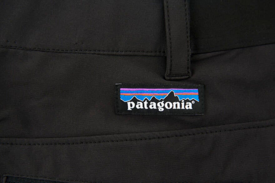 パタゴニアのパンツ「メンズ・テラヴィア・トレイル・パンツ （ショート）」のロゴ