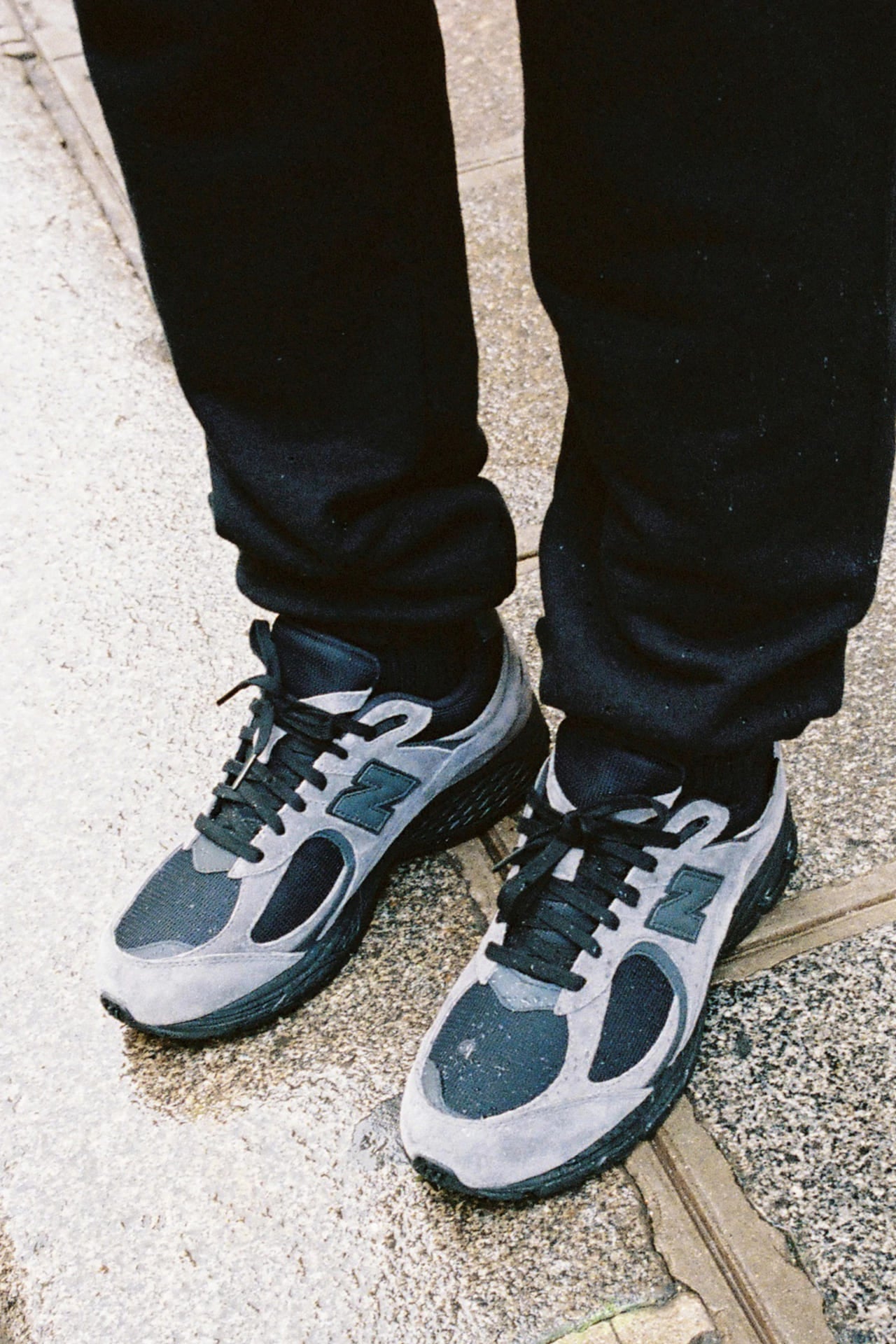 「JJJJound & New Balance The 2002R GORE-TEX®」New Balance（ニューバランス）　JJJound（ジョウンド）　スニーカー　ゴアテックス　コラボ　チャコールグレー　足元２