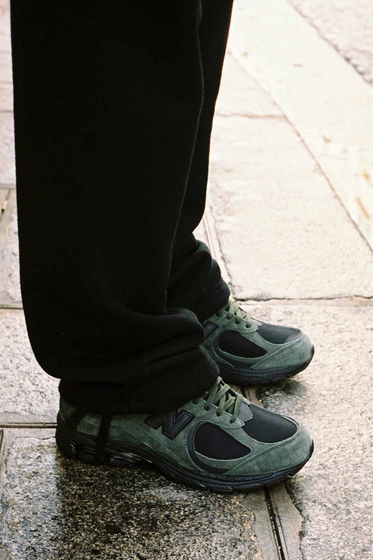 「JJJJound & New Balance The 2002R GORE-TEX®」New Balance（ニューバランス）　JJJound（ジョウンド）　スニーカー　ゴアテックス　コラボ　パイングリーン　足元１