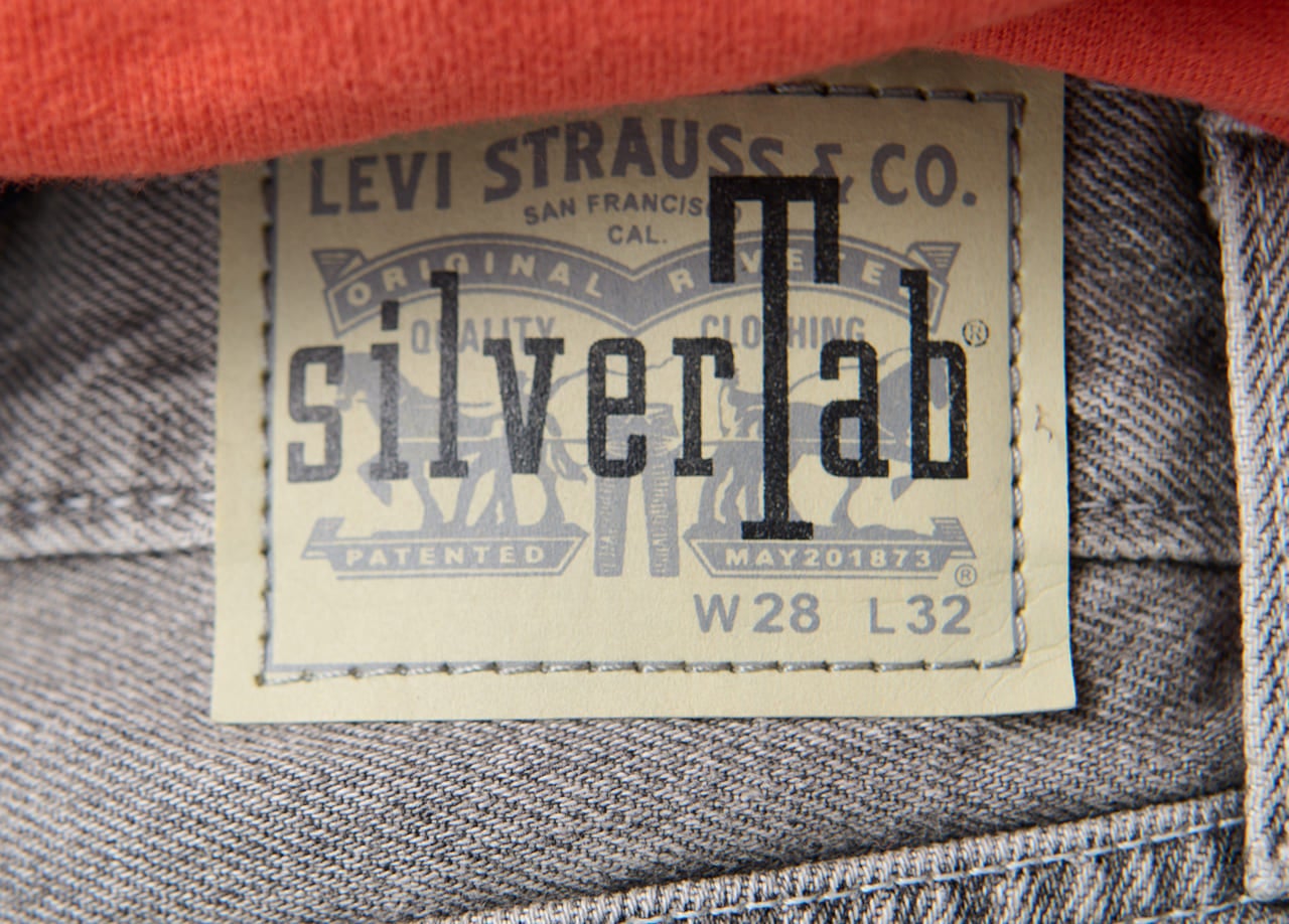 デニム好きが今欲しいのは「リーバイス® シルバータブ™」。定番のインディゴの次に手に入れたいのは絶妙な色落ちのグレー。【おしゃれな人は新作のデニムをどう着こなす？】