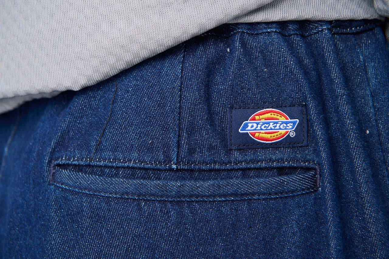 Dickies × BEAMSのジーンズ　ロゴパッチ