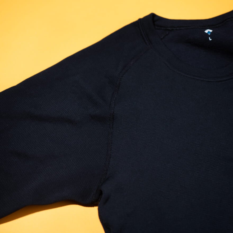 エディター愛用のモンベルの黒いアンダーウェア　ジオライン M.W.ラウンドネックシャツの袖まわり