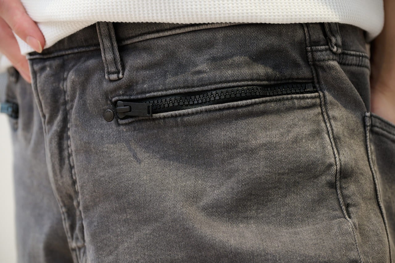 GUとUNDERCOVER／ジーユーとアンダーカバーのコラボ　スリムダメージジーンズ　ポケット