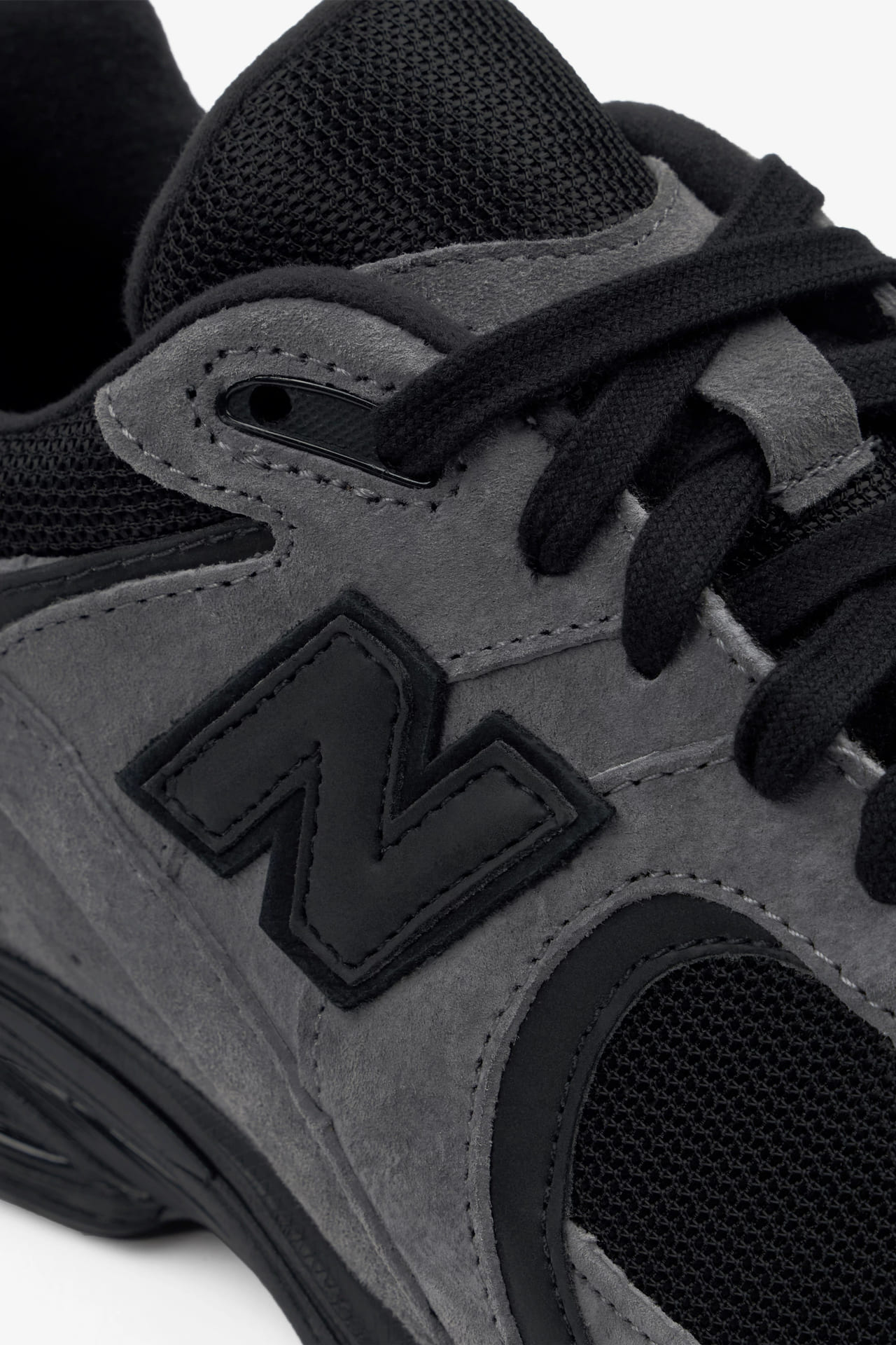 「JJJJound & New Balance The 2002R GORE-TEX®」New Balance（ニューバランス）　JJJound（ジョウンド）　スニーカー　ゴアテックス　コラボ　チャコールグレー　ディテール　ロゴ寄り