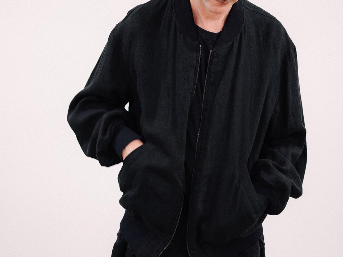 コモリ」の2024年春夏新作のビジュアルを最速公開。[COMOLI 2024SS