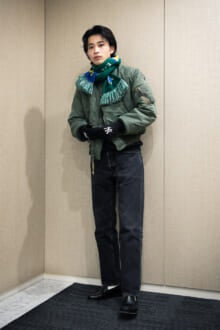 [中田 圭祐] 「シュプリームのデニムとMA-1の無骨なスタイルに、キャッチーなニットマフラーを合わせて遊び心をプラス」【メンズノンノモデルの私服スナップ】