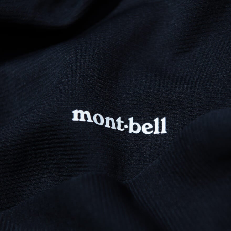エディター愛用のモンベルの黒いアンダーウェア　ジオライン M.W.ラウンドネックシャツのロゴ