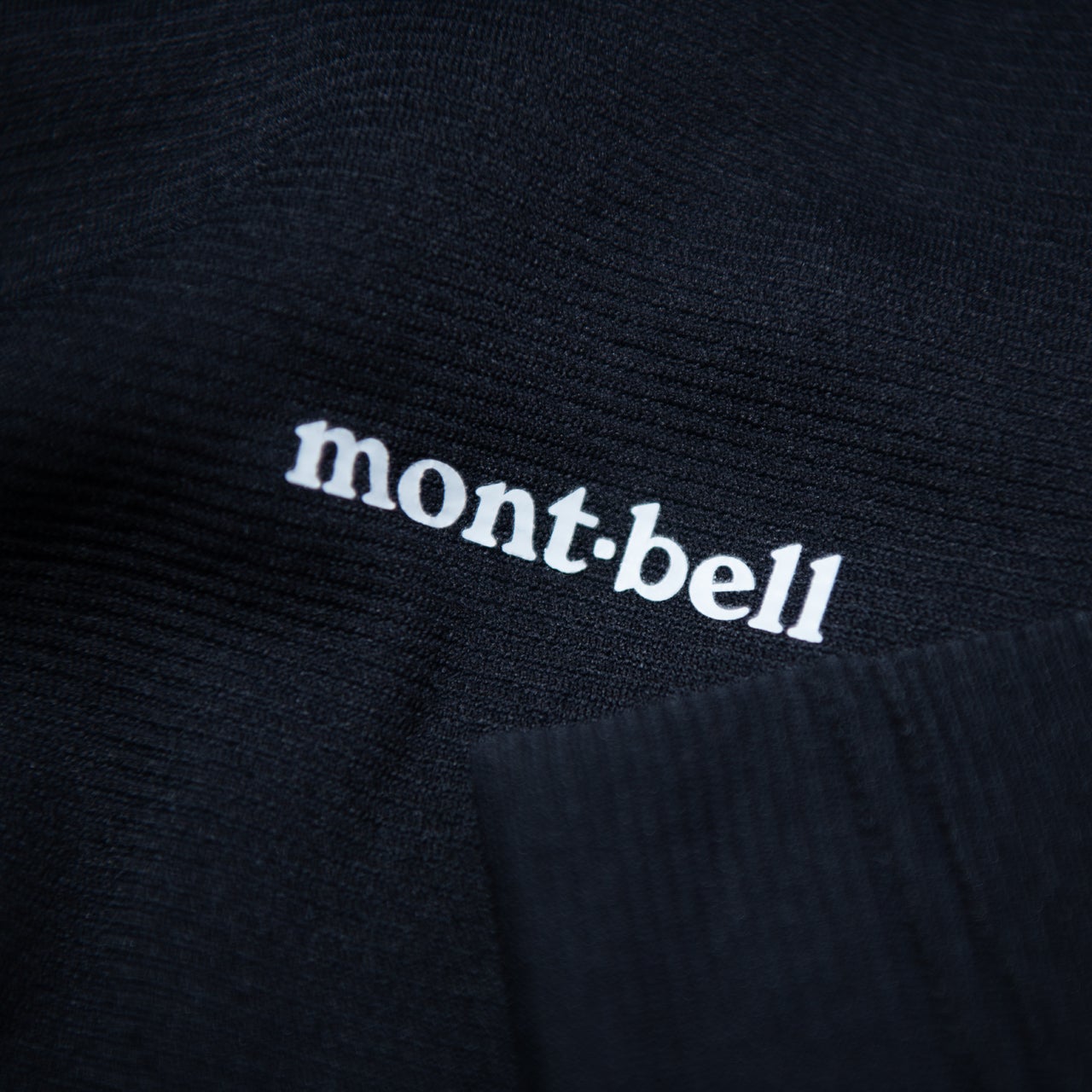 エディター愛用のモンベルの黒いアンダーウェア　ジオライン M.W.ラウンドネックシャツの素材感