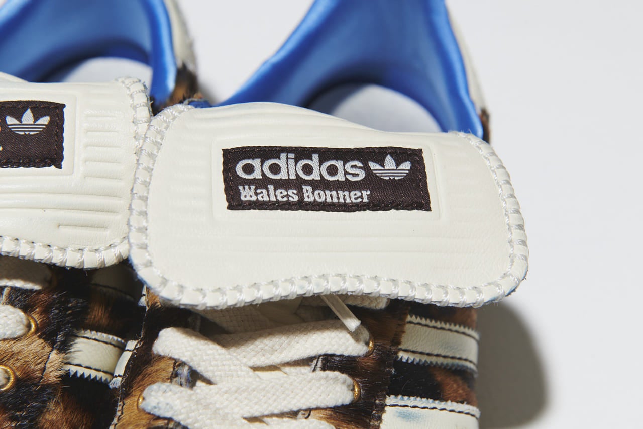 柄の入ったアディダスとウェールズ・ボナーコラボ「サンバ」のシュータン