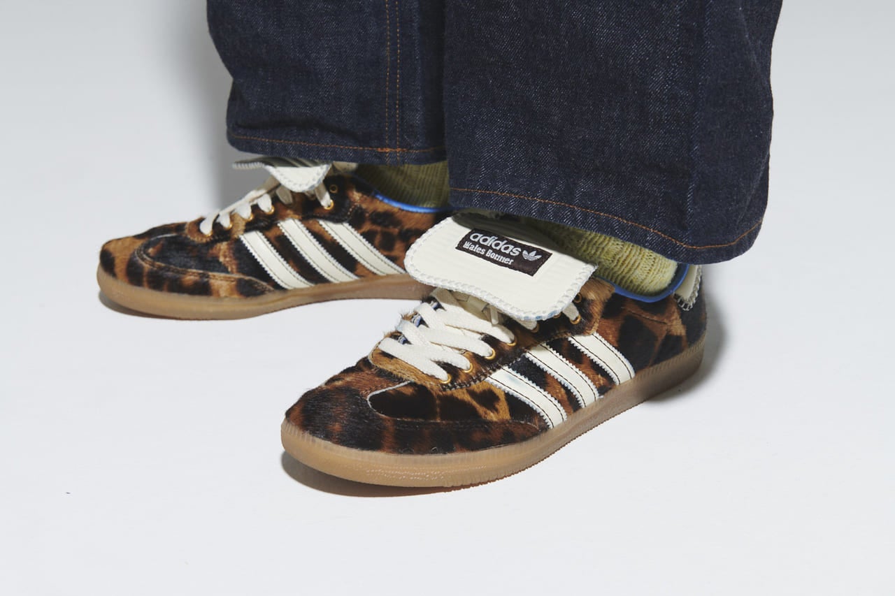 柄の入ったアディダスとウェールズ・ボナーコラボ「サンバ」着用カット