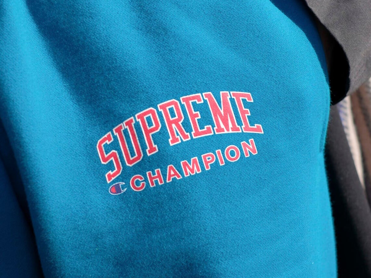 服好きが愛用する「大人なシュプリーム」と正解着こなし５選。ストーンアイランドコラボ、ベーシックデニム…“らしくない”ムードが新鮮！