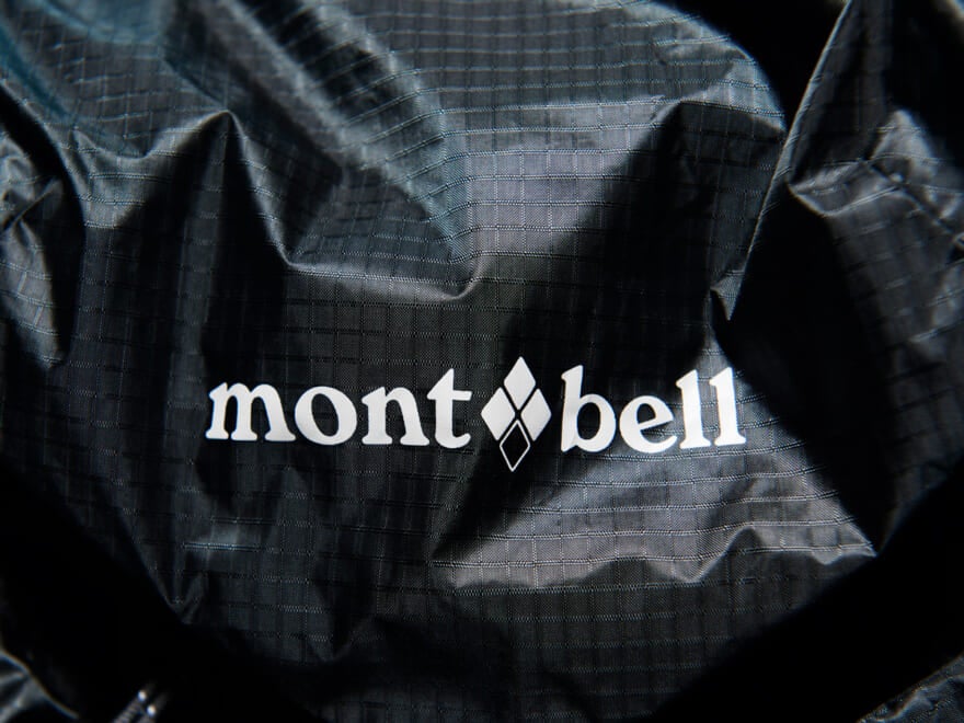 モンベルの黒いリュックのロゴ