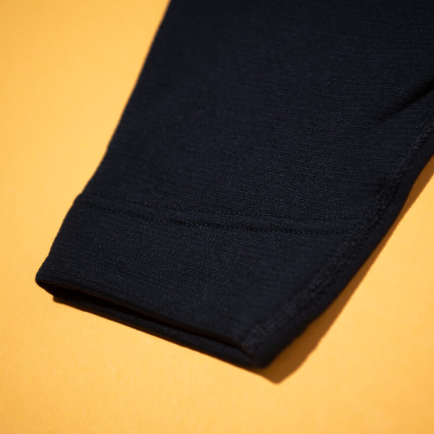 エディター愛用のモンベルの黒いアンダーウェア　ジオライン M.W.ラウンドネックシャツの袖