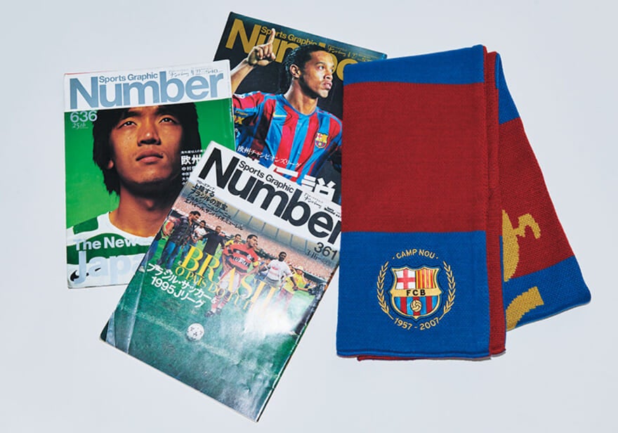 バルセロナのマフラーとサッカー雑誌